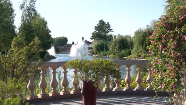 Вид на пруд с балкона природы и дома — стоковое видео