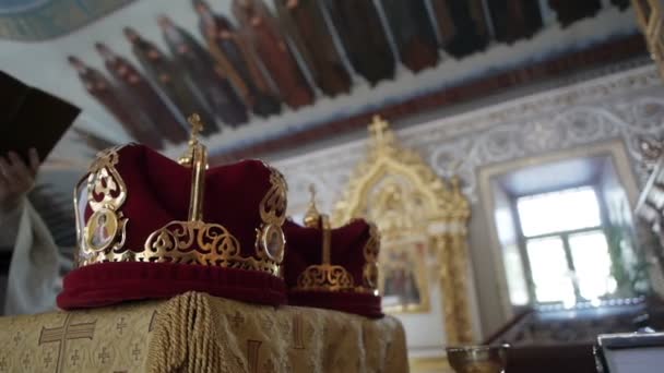 Весільна церемонія в церкві дві весільні коронки в церкві — стокове відео