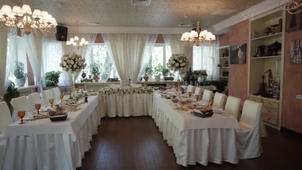 Salão de casamento interior de decorações de salão de casamento — Vídeo de Stock