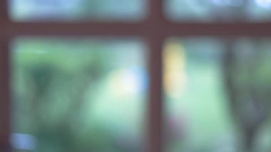 Bulanık pencere arkaplanı bokeh doğa yaz hayalleri kuruyor