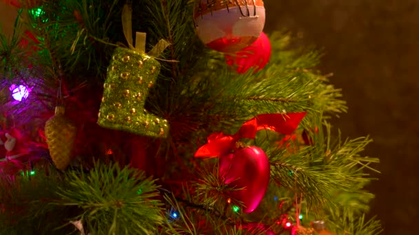 新年树上漂亮的红色玩具装饰精美 — 图库视频影像