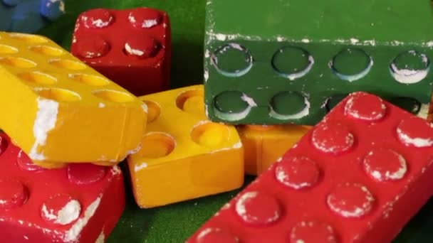 Grande colorido constructor ladrillos coloridos niños juguetes — Vídeo de stock