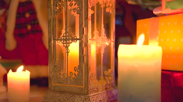 Cena de Natal com velas acesas lanterna — Vídeo de Stock