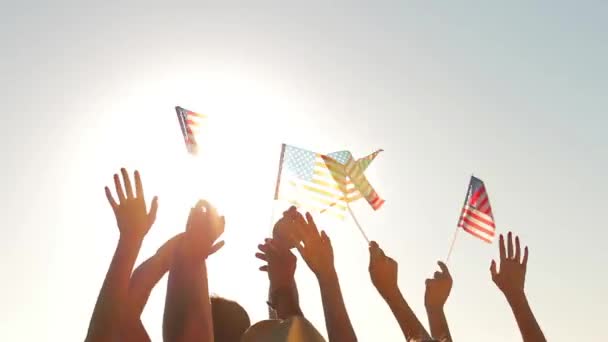 手を振って太陽の背景に小さな旗を — ストック動画