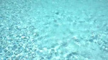 açık mavi suyun dokusu su yüzeyinin üst görüntüsü
