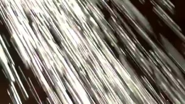 Su hızlı akıyor ve su fışkırıyor.