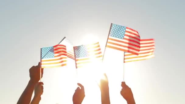 viele Leute schwenken amerikanische Flaggen Patrioten Amerikas
