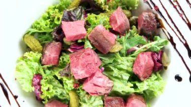 Biftek salatası, et, marul ve kapari.