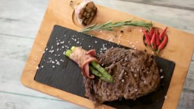 Tahtada kahverengi biftek sarımsak ve küçük kırmızı biber.