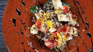 Tavuk salatası sağlıklı et ve sebzeleri kapar.