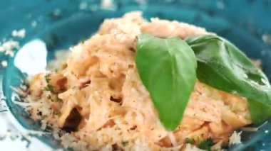 Parmesan peynirli tavuklu makarna. İtalyan yemeği.