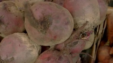 Pazarda pancar kökü ve havuç yakın