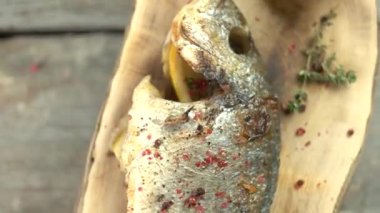 Baharatlı pişirilmiş balık Dorado üst görünümü