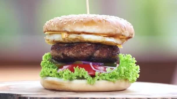 Nötkött hamburgare med ägg mat närbild — Stockvideo