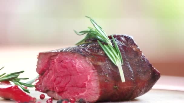 Carne de solomillo de ternera de cerca carne jugosa barbacoa — Vídeo de stock