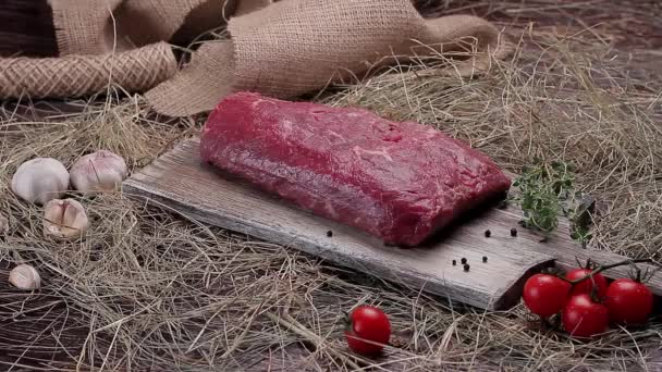나무 판위에 있는 쇠고기 국물과 뼈 — 비디오