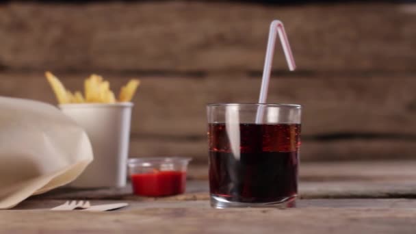 Burger mit Cola und Sauce Junk Food und kohlensäurehaltigem Getränk — Stockvideo