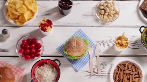 Hamburger a mísa okurek rychlé občerstvení s čerstvou zeleninou — Stock video