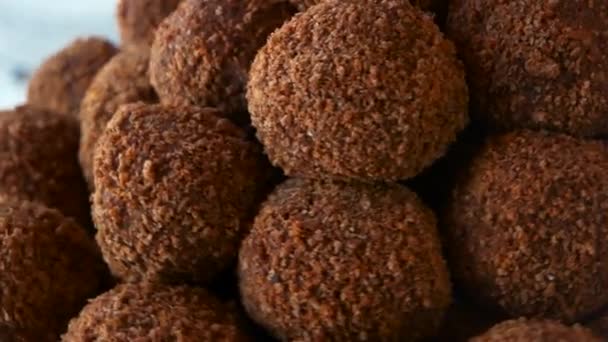 Doces revestidos de chocolate cacau e biscoito bolas marrons doces de perto — Vídeo de Stock