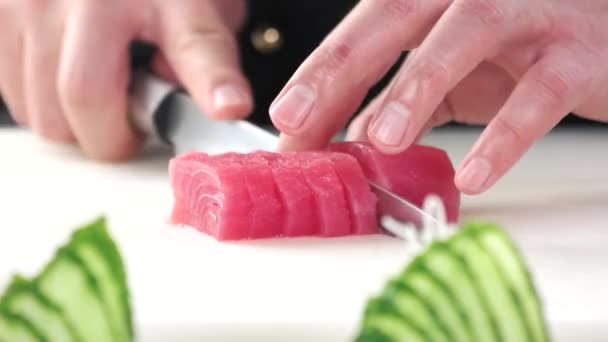 魚を切るシェフがマグロの切り身を切って — ストック動画