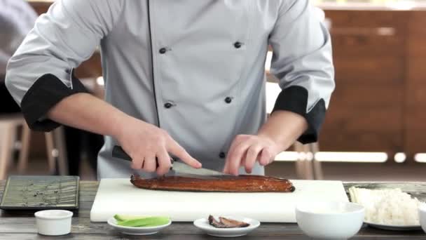 Chef corte ahumado hombre de pescado en uniforme la preparación de alimentos — Vídeo de stock