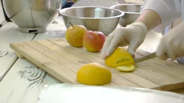 Chef in Handschuhen schneidet Früchte Chef schneidet frische Zitrone auf Schneidebrett — Stockvideo