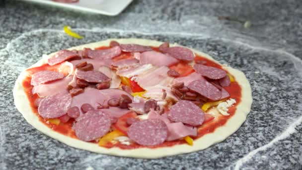 Chef haciendo salami pizza corteza delgada verduras y salchichas — Vídeos de Stock