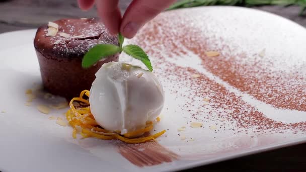 Chef colocar uma hortelã para sorvete fondant chocolate quente com sorvete — Vídeo de Stock