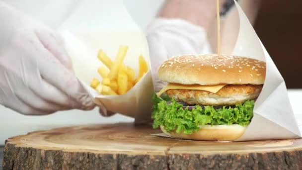 Hamburguesa de pollo y papas fritas comida chatarra de cerca — Vídeo de stock