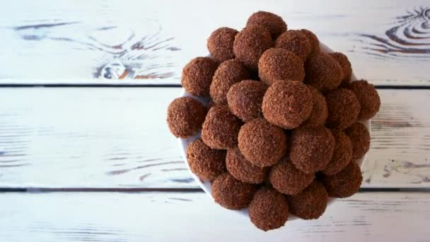 Biscuits en forme de boule de chocolat bonbons sur fond en bois — Video