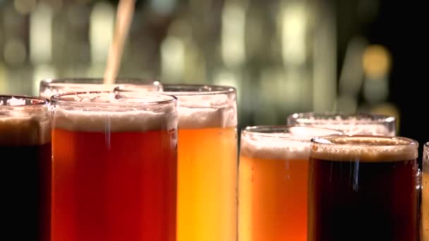 Chiudere diverse birre miste barista versando diverse birre — Video Stock