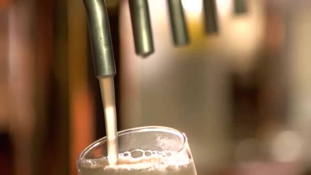 Close up luz cerveja overfilling vidro slow mo — Vídeo de Stock