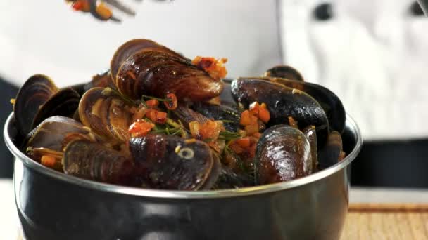 Приготовленные мидии с овощами, приготовленными на пару моллюсков — стоковое видео