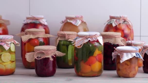 Zbiór konserw warzywnych i owoców — Wideo stockowe