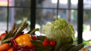 Salatalıklı, domatesli ve lahanalı