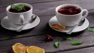 Farklı baharatlı çay ve siyah nane çayı.