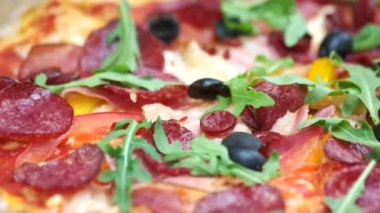 Lezzetli İtalyan pizza sosisi roka ve zeytin.