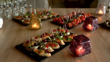 Şölen masası restoranında atıştırmalıklar ve aperatifler.