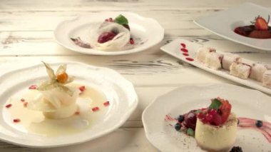 farklı tatlılar tabakta küçük pastalar ve meyveler krem karamel ve cheesecake