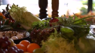 Yumurta ve Çin lahanası. Küçük kasede bütün biber.