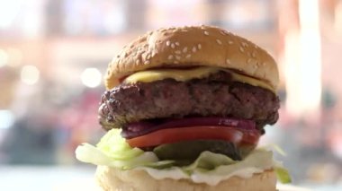 Taze çizburger, döner sığır peyniri ve sebzeler zengin yiyecekler.