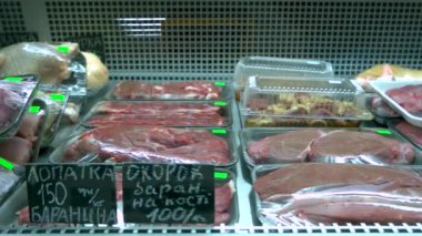 Pazarda taze çiğ et var. Kapatın.