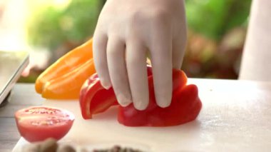 Sebze parçalarıyla el yapımı biber pişirme tahtası