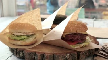 Tahtada el yapımı hamburgerler paket fast food.