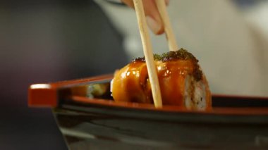 # Elleri çubuklarla suşi alıyor #
