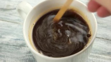 Elleri karıştıran espresso, koyu kahveyi kapat.