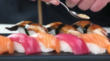 Nigiri sushi füme yılan balığı ve susam tohumlarını kapat.
