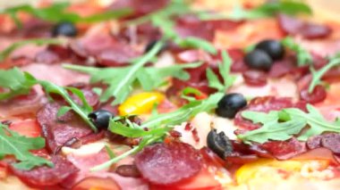 Pizza et, zeytin ve roka.