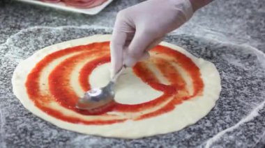 Pizza hazırlama sosu ve peynir ince kabuk ve mozzarella