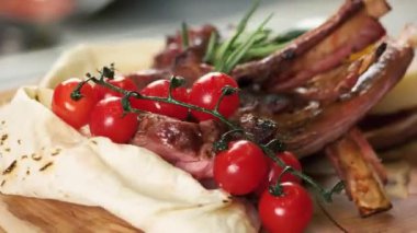 Kızarmış dana kaburgası ve sebzeli lezzetli yemek makrosu.